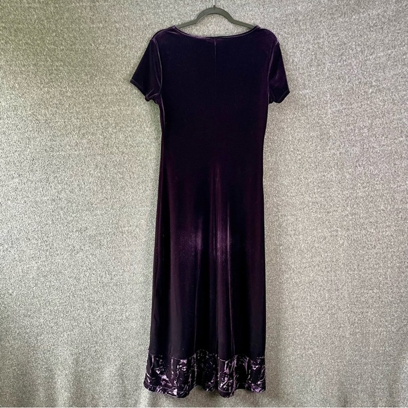 VTG Women's Size 8 Velvet Short Sleeve Long Dark Romantic Purple Dress - Picture 3 of 8
